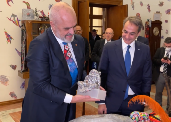 Rama pret Mitsotakis, ja dhurata që i solli kryeministri grek (VIDEO)