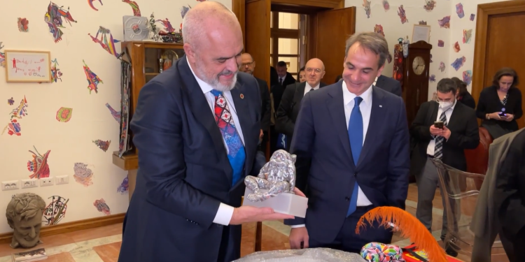 Rama pret Mitsotakis, ja dhurata që i solli kryeministri grek (VIDEO)