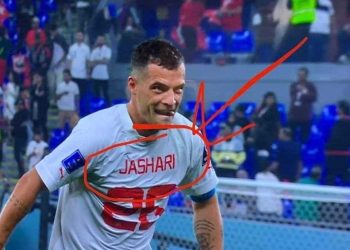Në përfundim të ndeshjes, Xhaka vesh fanellën e shqiptarit tjetër Jashari