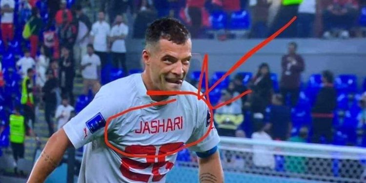 Në përfundim të ndeshjes, Xhaka vesh fanellën e shqiptarit tjetër Jashari