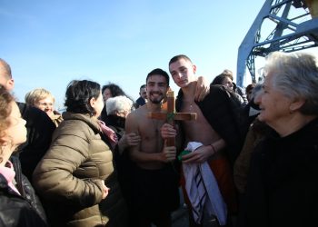 Dita e Ujit të Bekuar, ja kush e kapi kryqin në qytetet e Shqipërisë (FOTO)