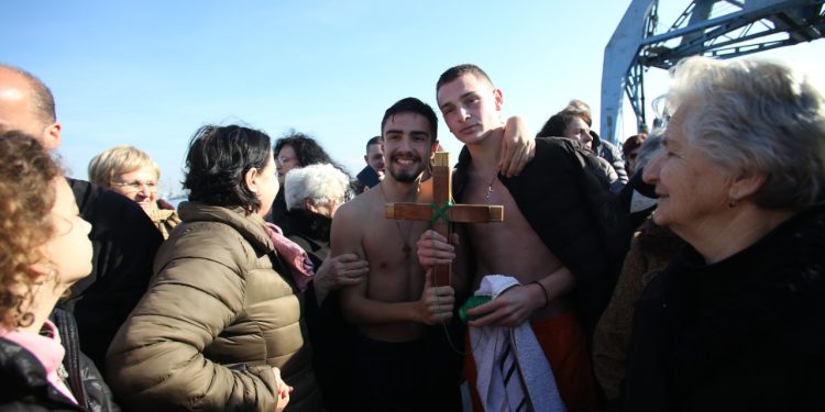 Dita e Ujit të Bekuar, ja kush e kapi kryqin në qytetet e Shqipërisë (FOTO)