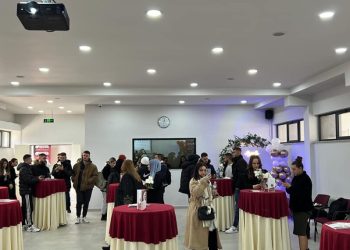 “Aty për ju”, nisma e disa studentëve që të bën me turp