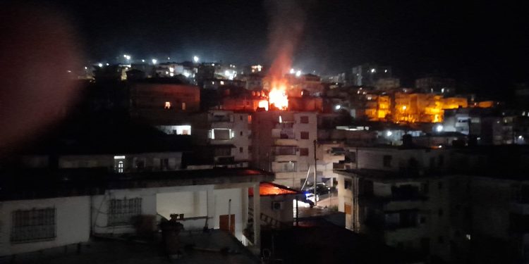 Zjarr në një pallat në Gjirokastër, detajet e para (FOTO)