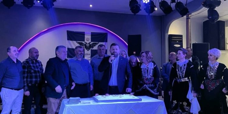 Kryetari i Dropullit feston me flamurin e të ashtuquajturit “Vorio Epir” (FOTO)