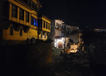 Një natë me gurët, sokakun dhe shtëpinë Kadare në Gjirokastër