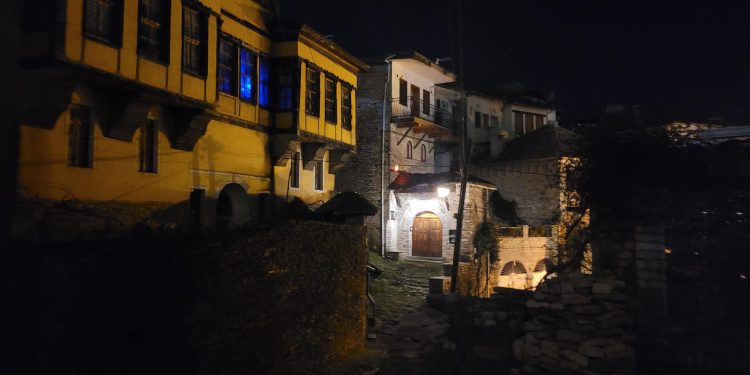 Një natë me gurët, sokakun dhe shtëpinë Kadare në Gjirokastër