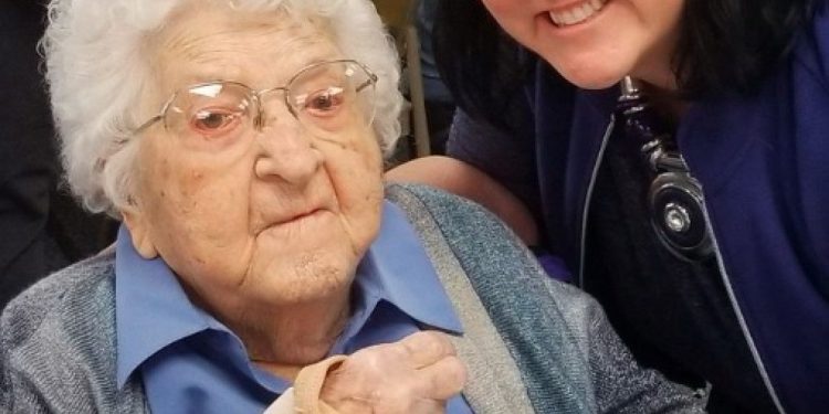 Plot 115 vjeç, gruaja tregon sekretin e të jetuarit kaq gjatë