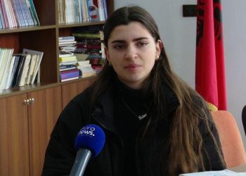 Nxënësja me të gjitha 10-ta: Dua të bëhem mjeke dhe të flas shqip me pacientët e mi (VIDEO)