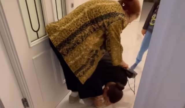 Ermal Mamaqi i ulet në gjunjë nënës dhe i puth këmbët, aktori: Po i tregoj djalit sa të dojë mamin e tij (VIDEO)