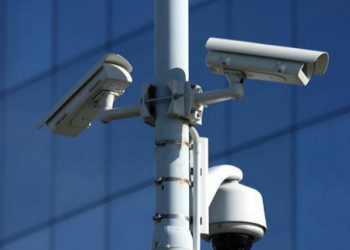 Kamerat lënë policinë në shtylla, operacioni zhvendoset në dy qyteta të tjera