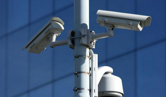 Kamerat lënë policinë në shtylla, operacioni zhvendoset në dy qyteta të tjera