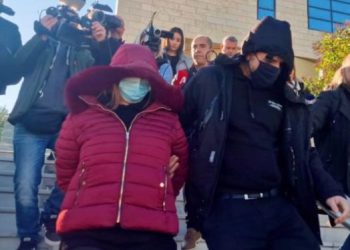 Tronditet fshati në Greqi, nëna e hedh foshnjën 11-muajshe në lumë dhe kalon Vitin e Ri në hotel