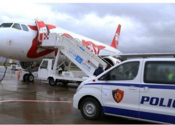 Deportohen 40 shqiptarë nga Britania e Madhe