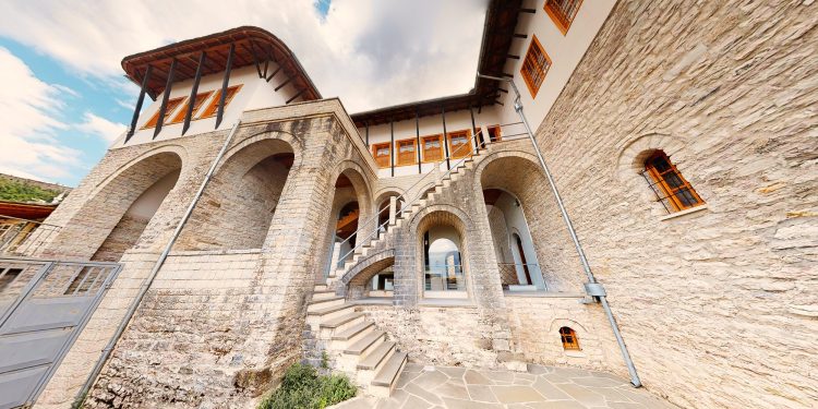 Muzeu “Kadare” tërheq turistët, shtëpia e shkrimtarit pikë referimi në Gjirokastër (VIDEO)