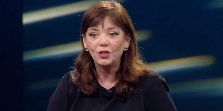 Mësuesi në Tepelenë që ngacmonte nxënëset, Nora Mala: Prindërit kanë frikë të dërgojnë fëmijët në shkollë, të testohen psikologjikisht mësuesit