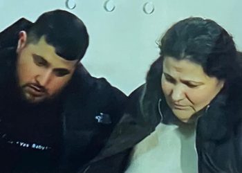 Grabitën 700 mijë euro, pastruesja me djalin dalin para gjykatës