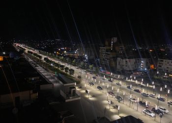 Panik nga tërmeti në Tiranë, njerëzit dalin natën nëpër rrugë (VIDEO)