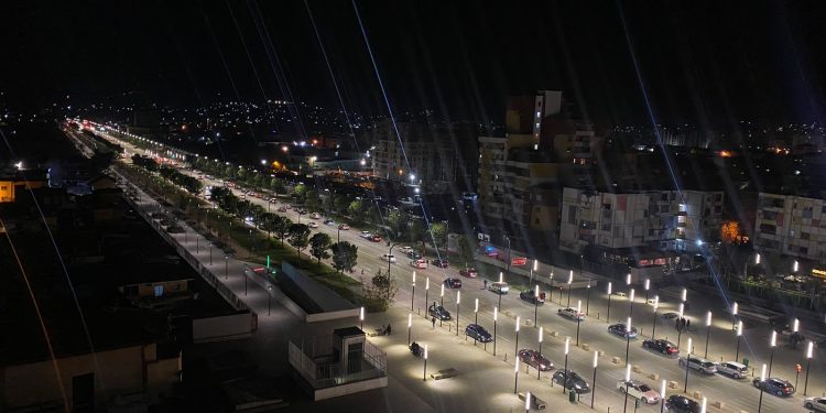 Panik nga tërmeti në Tiranë, njerëzit dalin natën nëpër rrugë (VIDEO)