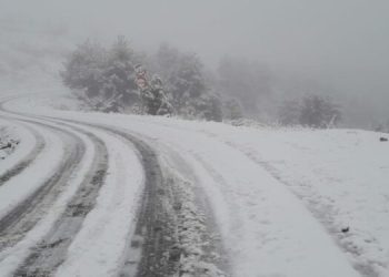 Moti i keq ‘paralizon’ Shqipërinë, rrugë të bllokuara, ndërprerje e energjisë elektrike, lundrime të anuluara