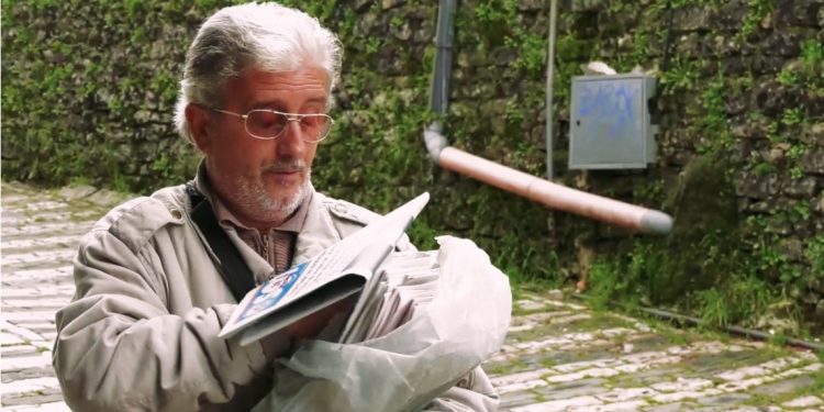 Fiton 300 lekë në ditë, njihuni me gazetashitësin e “verbër” të Gjirokastrës: Punoj prej 20 vitesh (VIDEO)