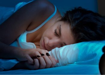 Sulmi në zemër: Më shumë se dyfishi i rrezikut për ata që flenë kështu