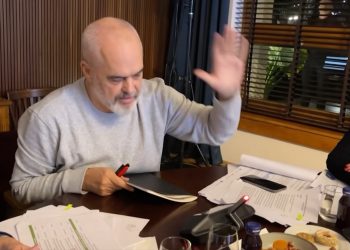 Rama përplas dorën mbi tavolinë: 2023 do ta bëjmë tërmet (VIDEO)