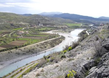 Çmenduri, nëna e re hedh foshnjën në lumë: Nuk e mbaja dot!