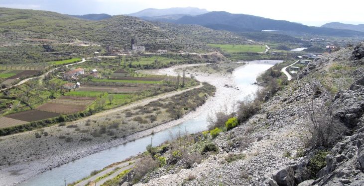 Çmenduri, nëna e re hedh foshnjën në lumë: Nuk e mbaja dot!