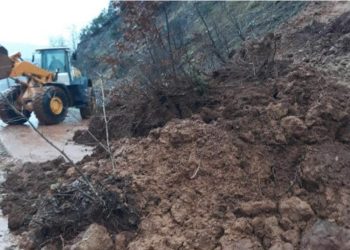 Dëborë dhe shi në veri të Shqipërisë, ARRSH tregon gjendjen e rrugëve (FOTO)