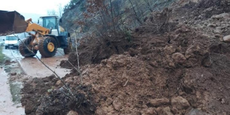 Dëborë dhe shi në veri të Shqipërisë, ARRSH tregon gjendjen e rrugëve (FOTO)