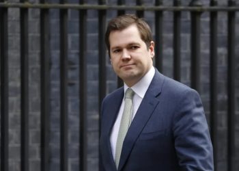 Ministri britanik me gjuhë urrejtje: Gjejini shqiptaret, ndalojini kriminelët dhe t’i kthejmë në Tiranë