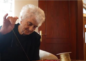 Dropullitja me duart e arta, 83-vjeçe dhe vazhdon të qëndisë kostumet tradicionale (VIDEO)