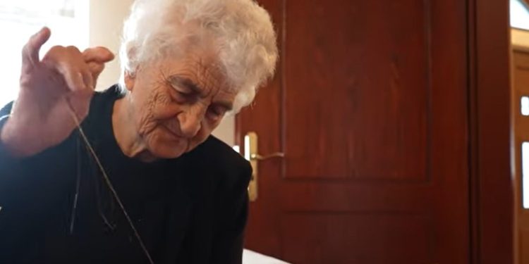 Dropullitja me duart e arta, 83-vjeçe dhe vazhdon të qëndisë kostumet tradicionale (VIDEO)
