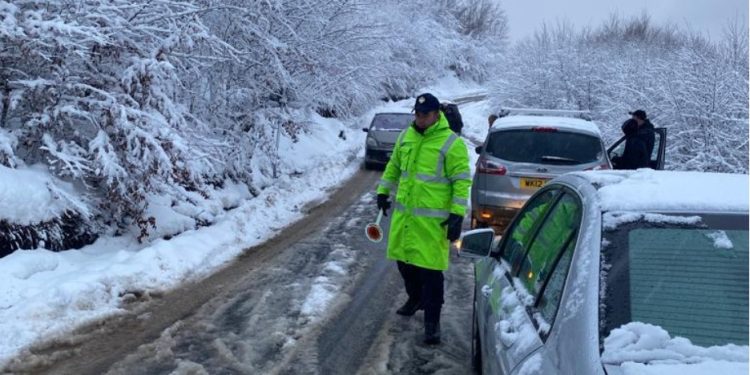 Disa makina të bllokuara në Malin e Tomorrit, policia iu shkon në ndihmë (FOTO)