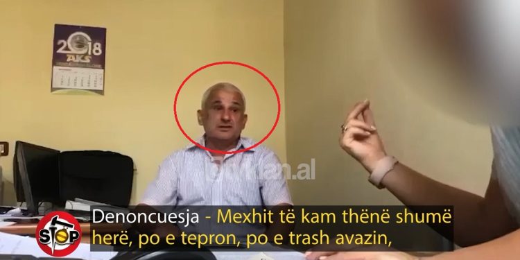 Zyrtari i Tatimeve i fut duart koleges/ Ajo e refuzon, por e heqin nga puna (VIDEO)