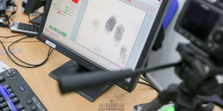 Andrew Bode aplikoi për pasaportë pas vrasjes së biznesmenit nga Saranda (VIDEO)