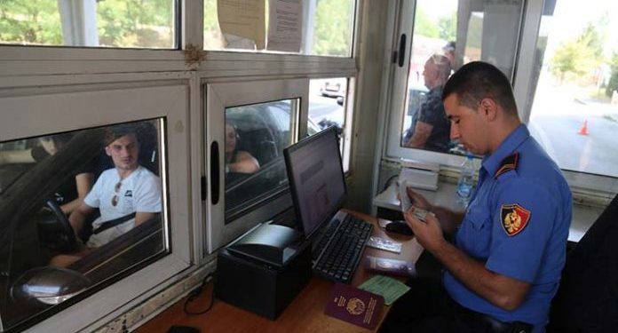 Mbi 13 mijë emigrantë lënë sot Shqipërinë, Policia shton numrin e sporteleve