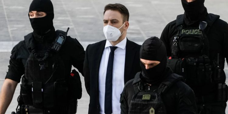 Babai i Carolinës plas “bombën”: Babis e vrau se ishte i përfshirë në një bandë droge dhe vajza ime e dinte