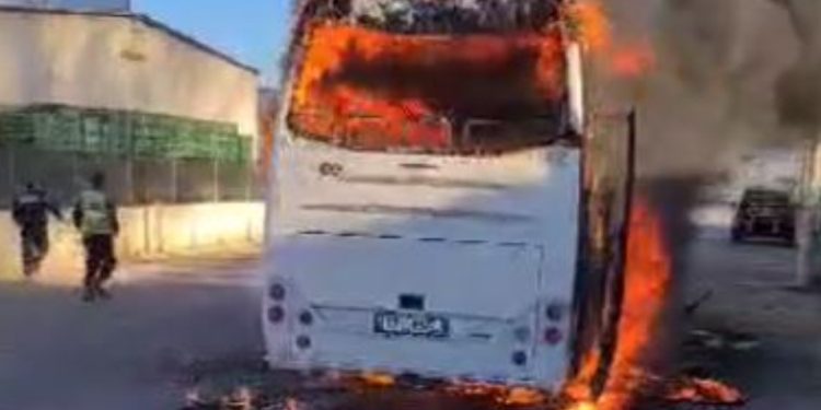 Autobusi shpërthen në flakë, shoferi nxjerr menjëherë jashtë pasagjerët