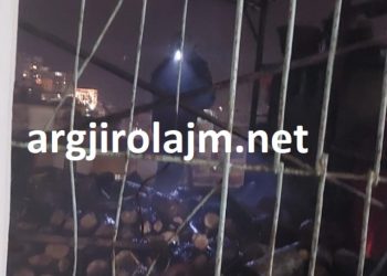 Gjirokastër, merr flakë stiva me dru mbi tarracën e pallatit