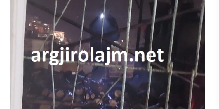 Gjirokastër, merr flakë stiva me dru mbi tarracën e pallatit