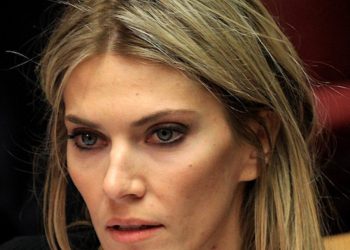 Në burg për korrupsion, eurodeputetja greke takon vajzën 2-vjeçare