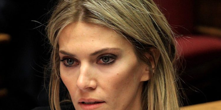 Në burg për korrupsion, eurodeputetja greke takon vajzën 2-vjeçare