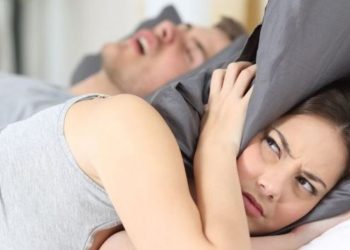 Si të eliminoni gërhitjen gjatë gjumit