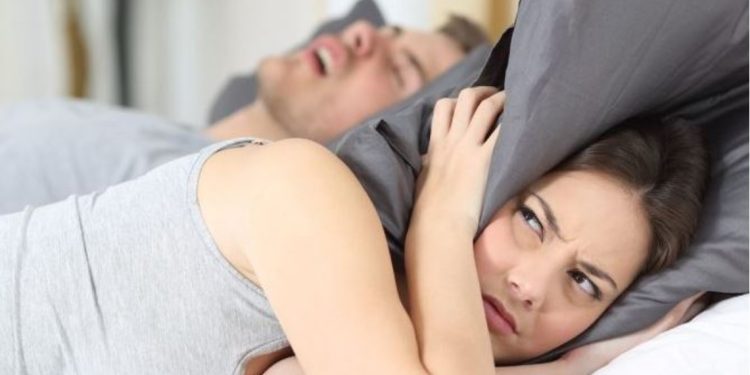 Si të eliminoni gërhitjen gjatë gjumit