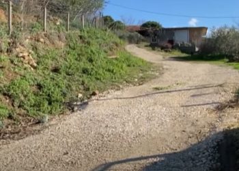 Çmenduri shqiptare/ Banorët e fshatit ndërtojnë rrugën vetë, bashkia i denoncon për ndërtim pa leje