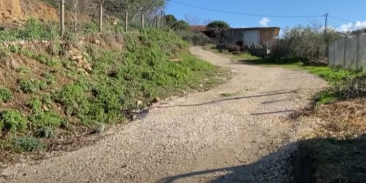 Çmenduri shqiptare/ Banorët e fshatit ndërtojnë rrugën vetë, bashkia i denoncon për ndërtim pa leje