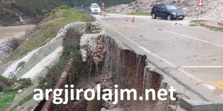 Kujdes kur të udhëtoni drejt Këlcyrës, shihni si është dëmtuar rruga (FOTO)