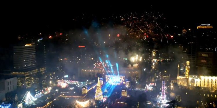 Mbërrin 2023-shi në Shqipëri/ Qytetarët festojnë ndërrimin e viteve, spektakël fishekzjarresh dhe koncert në Sheshin Skënderbej (VIDEO)